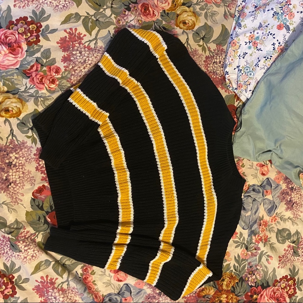 Yellow and black sweater - Picture 1 of 1